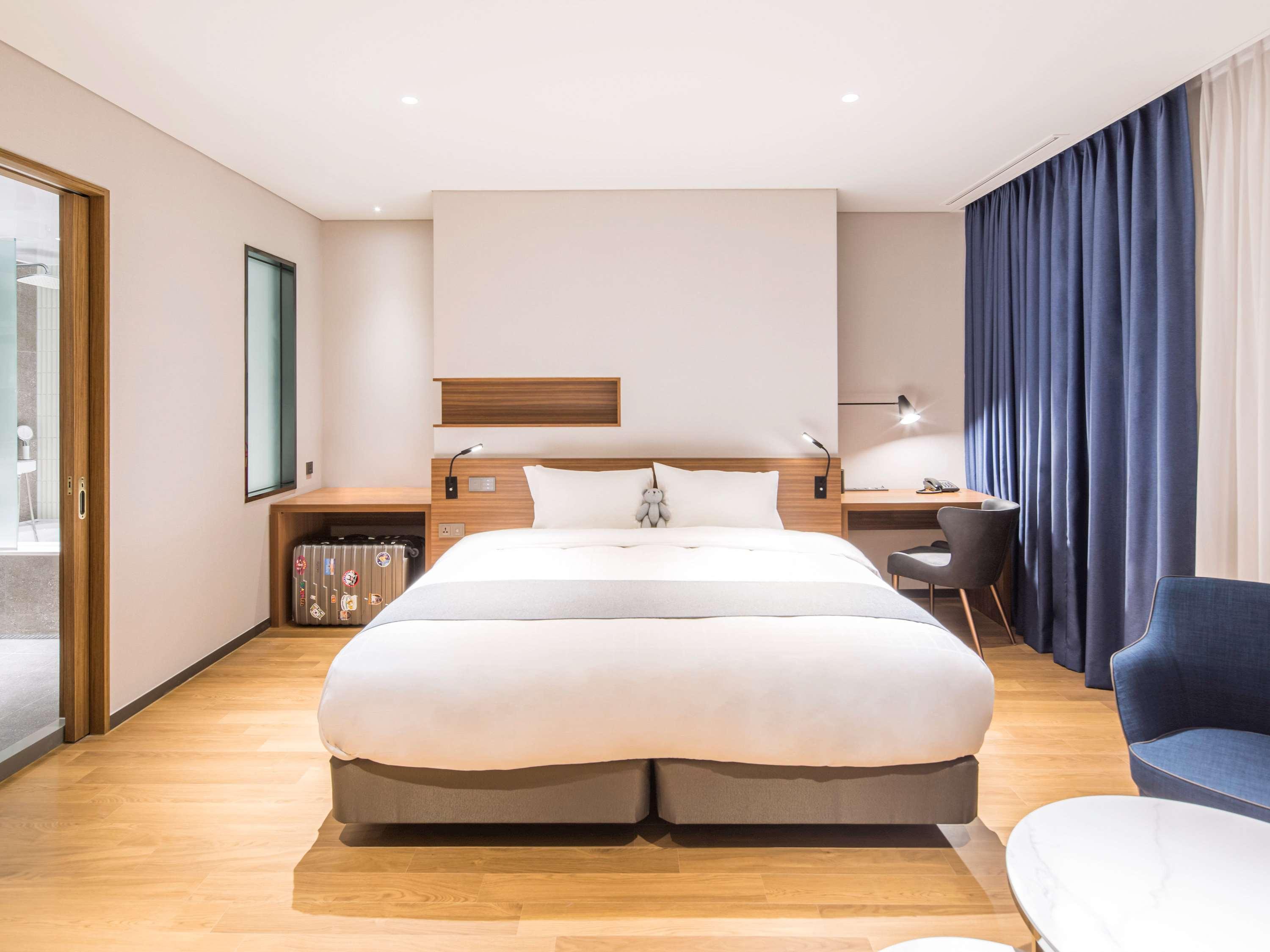 ไอบิส แอมบาสซาเดอร์ ซูวอน Hotel ภายนอก รูปภาพ