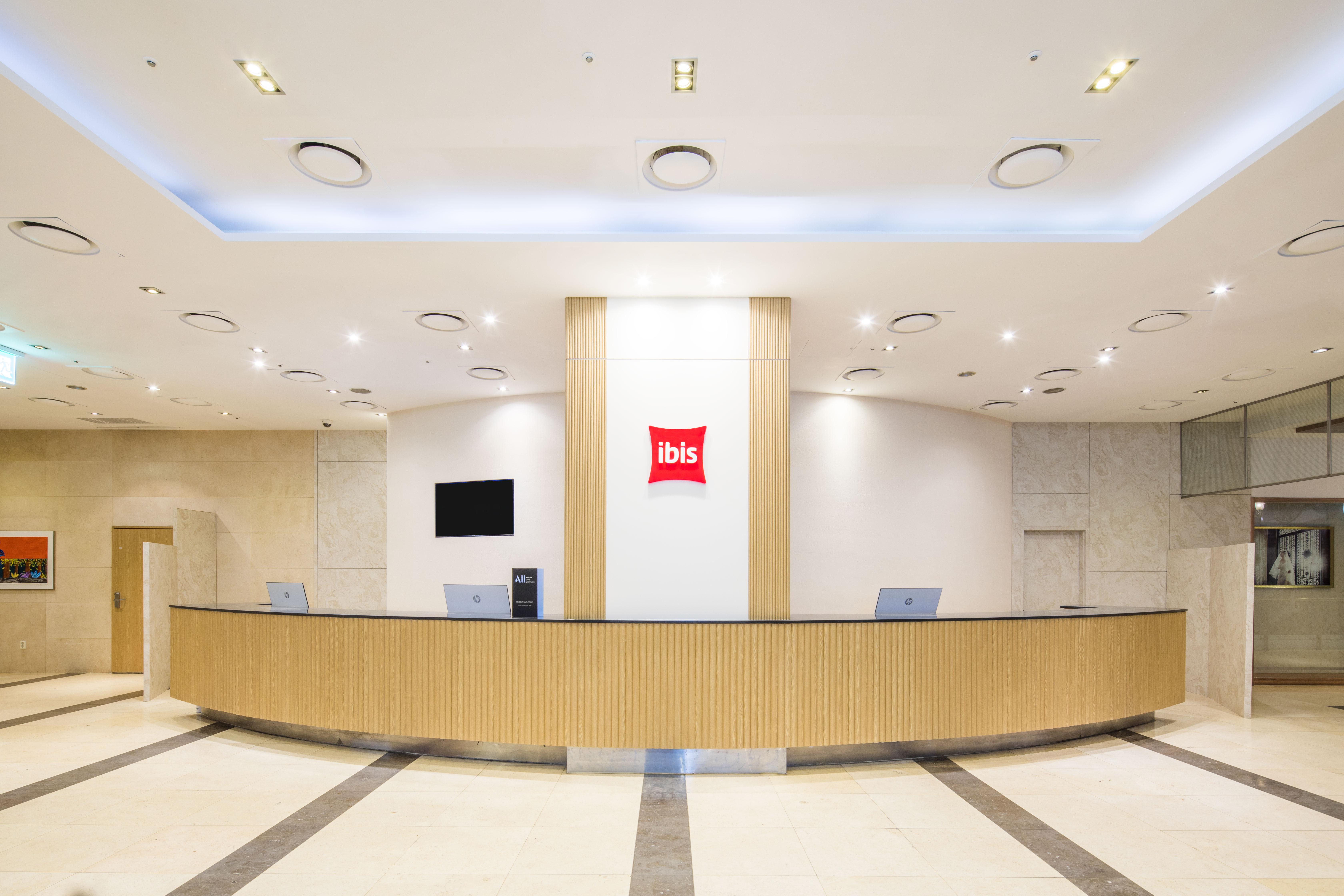 ไอบิส แอมบาสซาเดอร์ ซูวอน Hotel ภายนอก รูปภาพ
