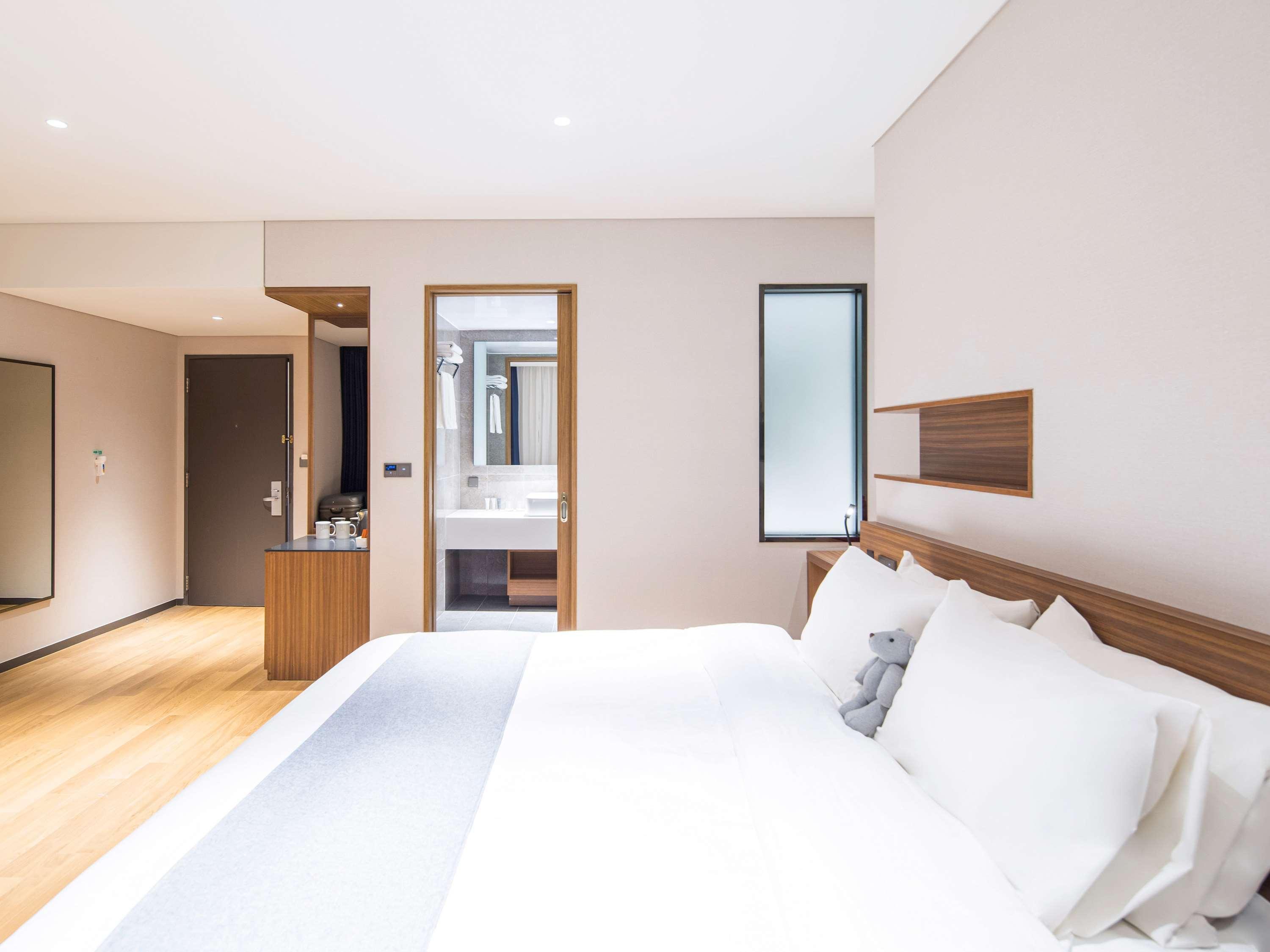 ไอบิส แอมบาสซาเดอร์ ซูวอน Hotel ภายนอก รูปภาพ