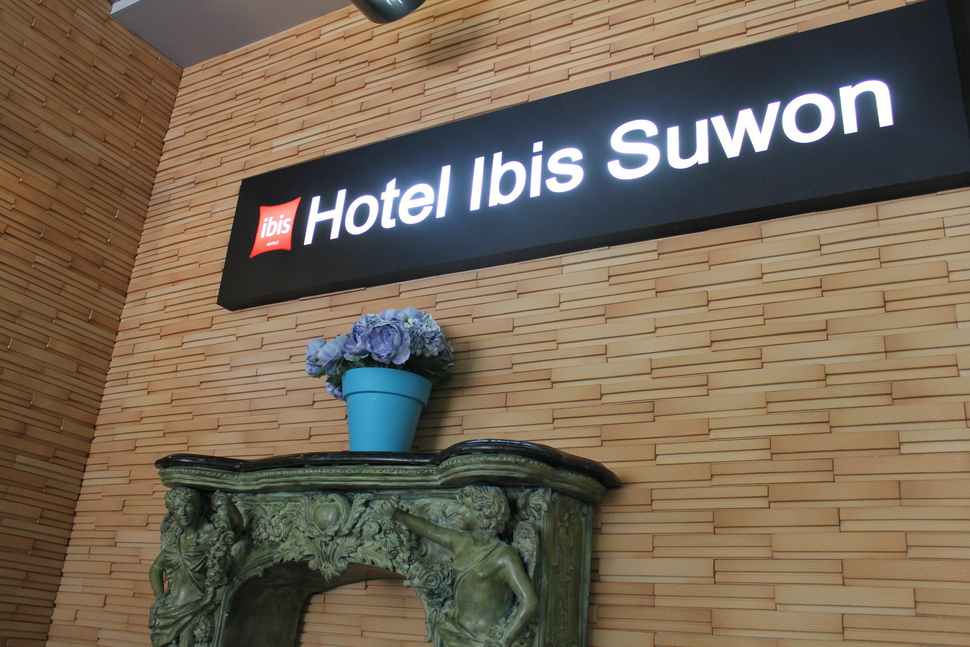 ไอบิส แอมบาสซาเดอร์ ซูวอน Hotel ภายนอก รูปภาพ